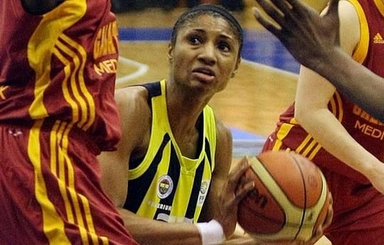 ANGEL MCCOUGHTRY Fenerbahçe Bayan Basketbol takımının yıldız oyuncusu, Macar hocası Ratgeber'i ırkçılık yapmakla suçladı. Angel sosyal paylaşım sitesi Facebook hesabı üzerinden de yazdığı bu mesajları daha sonra sildi ve Ratgeber'den özür diledi.