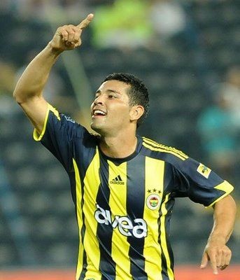 ANDRE SANTOS Bir dönem Fenerbahçe'de forma giyen Arsenalli Andre Santos, twitter'da Aykut Kocaman'ı eleştirmişti. Sonrasında ise “Bir hata yaptım ve Aykut hocamdan özür diledim' demişti.