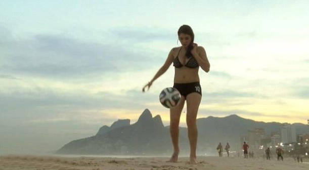 Arjantinli süper model Fiorella Castillo güzelliğinin yanı sıra futbola olan ilgisiyle de dikkatleri üzerine çekiyor.