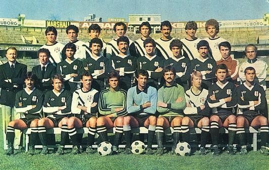 Beşiktaş 1979-80   1979-1980 sezonunda ligi 11.sırada bitiren Beşiktaş. Teknik direktörlük görevini Serpil Hamdi Tüzün’ün üstlendiği siyah-beyazlılarda Süleyman Seba ise idari menajerlik koltuğunda oturuyordu. İkinci yarısı Beşiktaş açısından sıkıntılı geçen sezonda takımın en golcü ismi 9 kez rakip fileleri havalandıran Necdet Ergün oldu. Soldan sağa Ayaktakiler 1.sıra: Necdet Ergün, Ziya Doğan, Fikret Demirer, Şaban Kartal, Ercan Ozan, Akif Başaran, Haluk Kaçar, Fuat Yaman. Ayaktakiler 2.sıra: İdari Menajer Süleyman Seba, Teknik Direktör Serpil Hamdi Tüzün, Ulvi Güveneroğlu, Bora Öztürk, Ömer Gülen, Mehmet Ekşi, Tuğrul Çakır, Samet Aybaba, Masör Necati Yücel, Antrenör Erkan Yanardağ. Oturanlar: Kemal Kılıç, Mustafa Çimen, Kemal Batmaz, Mustafa Özbey, Rasim Kara, İsmet Sarımsak, Süleyman Oktay, Ali Çoban, Kasım Gündüz.