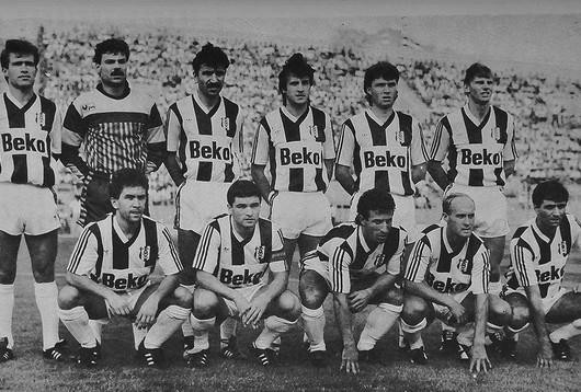 Beşiktaş 1989-90   1989-1990 sezonunda ligde ve Türkiye Kupası’nda şampiyon olan Beşiktaş. Bu, Gordon Milne’in çalıştırdığı siyah-beyazlı ekibin 1.Lig’de üç yıl sürecek şampiyonluk serisinin ilk ayağını oluşturdu. Feyyaz Uçar 28 golle Gol Kralı oldu. Beşiktaş, Türkiye Kupası’nı finalde Trabzonspor’u 2-0 yenerek müzesine götürdü. Cumhurbaşkanlığı Kupası maçında Fenerbahçe’ye 3-2 kaybeden siyah-beyazlı ekip, Kupa Galipleri Kupası’nda ilk turda Borussia Dortmund’a elendi. Soldan sağa Ayaktakiler: Feyyaz Uçar, Engin İpekoğlu, Kadir Akbulut, Ali Gültiken, Gökhan Keskin, Alan Walsh. Oturanlar: Mehmet Özdilek, Rıza Çalımbay, Recep Çetin, Ian Wilson, Ulvi Güveneroğlu.