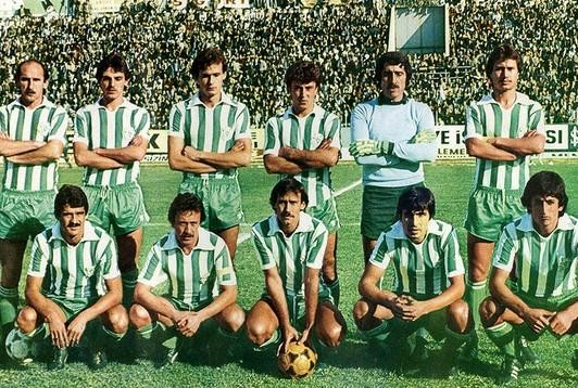 Bursaspor 1979-80   Bursaspor, sezona teknik direktör Necdet Niş yönetiminde başladı ancak işler yolunda gitmeyince Muhtar Tucaltan göreve getirildi.Kötü başlangıca karşın toparlanan yeşil-beyazlılar, 25.haftada Rizespor’u yenerek liderlik koltuğuna oturdu. Fakat son 5 maçta kötü neticeler gelince Bursaspor sezonu 4.sırada bitirdi. Bu, 2009-2010 sezonuna kadar yeşil-beyazlıların 1.Lig’de elde ettiği en iyi derece olarak kaldı. Bahtiyar Yorulmaz, bir süre kadro dışı bırakılmasına rağmen 12 golle Mustafa Denizli’yle birlikte gol krallığını paylaştı. Soldan sağa Ayaktakiler: Mehmet Özgül, Recai Özdemir, Sedat Özden, Erdinç Kayan, Talip Işıktan, Nezihi Tosuncuk. Oturanlar: Özer Yurteri, Sinan Bür, Sedat Özbağ, Bahtiyar Yorulmaz, Kadir Çattık.