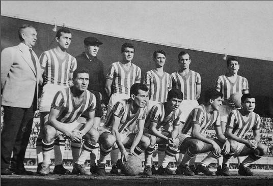Fenerbahçe 1959-60   1959-1960 sezonunda Macar çalıştırıcı Ignace Molnar yönetiminde Milli Lig’de ikinci sırayı alan Fenerbahçe. Sarı-lacivertli takım, Şampiyon Kulüpler Kupası’nda ilk turda Macar temsilcisi Csepel’i 1-1 ve 2-3’lik skorlarla eledi. Ardından Fransa’nın Nice takımıyla eşleşen Fenerbahçe, İstanbul’daki maçı 2-1 kazanırken, rövanşı 2-1 kaybetti. İki takım arasında Cenevre’de oynanan serinin üçüncü maçında rakibine 5-1 yenilen sarı-lacivertli takım kupaya veda etti. Soldan sağa Ayaktakiler: Teknik Direktör Ignace Molnar, Avni Kalkavan, Özcan Arkoç, Şeref Has, Basri Dirimlili, Osman Göktan, Naci Erdem. Oturanlar: Lefter Küçükandonyadis, Gürcan Berk, Mustafa Güven, Can Bartu, Yüksel Gündüz.