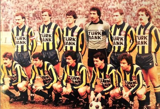 Fenerbahçe 1983-84   1983-1984 sezonunda Türkiye 1.Ligi’ni 2.sırada bitiren, Trabzonspor’u 1-0 yenerek Cumhurbaşkanlığı Kupası’nı kazanan Fenerbahçe. Teknik direktörlüğünü Branko Stankovic’in yaptığı sarı-lacivertliler, Şampiyon Kulüpler Kupası’nda ilk turda eşleştiği Çekoslavakya temsilcisi Bohemians Praha’ya 0-1 ve 0-4’lük skorlarla yenilerek elendi. Soldan sağa Ayaktakiler: Onur Kayador, Suad Karalic, Srebrenko Repcic, Yaşar Duran, Selçuk Yula, Cem Pamiroğlu. Oturanlar: Erdoğan Arıca, Müjdat Yetkiner, Engin Verel, Mehmet Hacıoğlu, İlyas Tüfekçi.