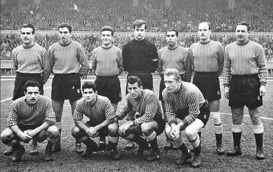 Galatasaray 1953-54   1953-1954 sezonunda İstanbul Profesyonel Ligi’ni 2.sırada bitiren Galatasaray. Sarı-kırmızılıların teknik direktörlüğünü Macar Laszlo Szekelly yaptı. Uzun yıllar Beşiktaş’ta oynadıktan sonra futbol hayatını İtalya’da sürdüren Şükrü Gülesin, bu sezonun başında Türkiye’ye döndü ve Galatasaray formasını giydi. Soldan sağa Ayaktakiler: Necmi Erdoğdu, Suat Mamat, Kadri Aytaç, Turgay Şeren, Rober Eryol, Reha Eken, Şükrü Gülesin. Oturanlar: Coşkun Özarı, Necdet Şentürk, Ali Beratlıgil, Muzaffer Tokaç.