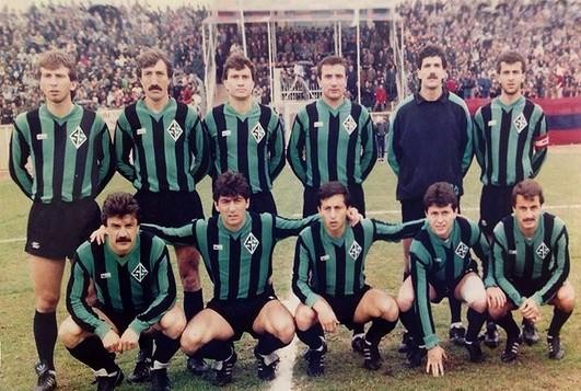 Sakaryaspor 1986-87   1986-1987 sezonunda teknik direktör Necdet Niş yönetiminde 2.Lig’de şampiyon olan Sakaryaspor. Bu takımdan Nezihi sezon sonunda, Oğuz, Aykut, Serdar ile Turan ise 1987-1988 sezonunun ardından Fenerbahçe’ye transfer oldu ve sarı-lacivertlilerin 1988-1989 sezonunda gol rekoru kırarak şampiyonluğa ulaşan takımında buluştu. Soldan sağa Ayaktakiler: Turan Sofuoğlu, Tuna Güneysu, Nezihi Tosuncuk, Serdar Şenkaya, Neşet Muharremoğlu, Oğuz Çetin. Oturanlar: Sinan Turhan, Özcan Kızıltan, Turgay Poyraz, Aykut Kocaman, Osman Yıldırım.