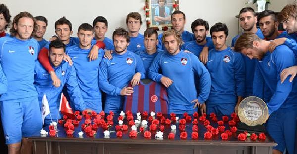 1461 Trabzonlu Futbolcular Kadir Özcan'in Odasini Karanfillerle Donatti