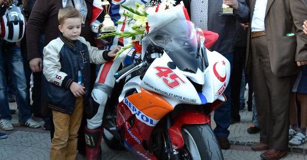 17'lik Furkan Motosiklet Doğu Avrupa Pist Şampiyonu