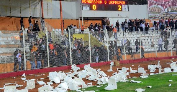 Adana'da Taraftarlar Polisle Çatıştı