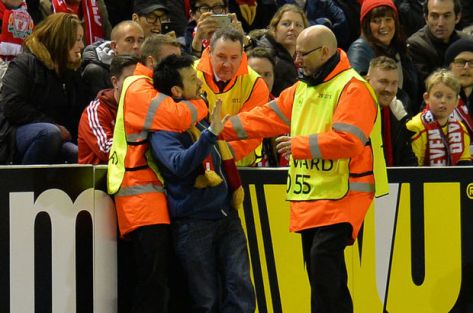 Anfield'da 3 taraftar sahaya girdi