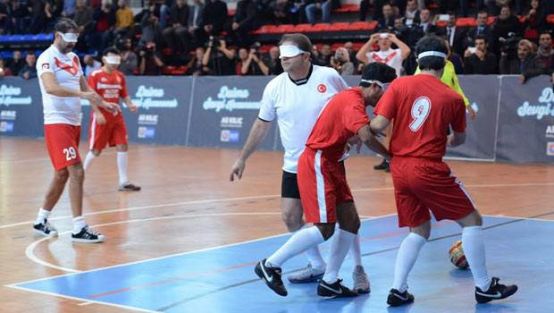 Anlamak için gözlerini yumdular