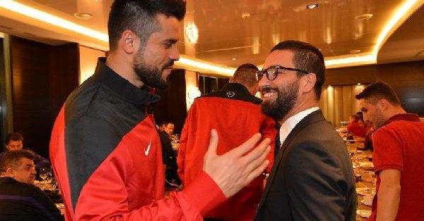 Arda Turan, Galatasaray'ın Kampını Ziyaret Etti