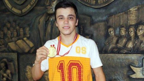 'Aysal büyüğüm, o yüzden elini öptüm'