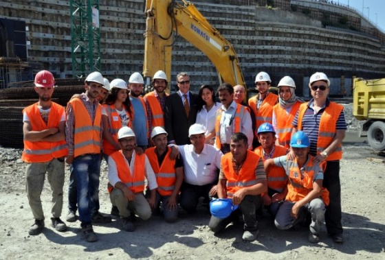 Batı tribününün yapımı başladı