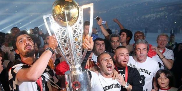 Beşiktaş, şampiyonluk kupasını kaldırdı