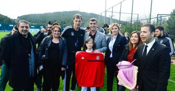 Beşiktaş Teknik Direktörü Bilic Engellilere Forma Hediye Etti