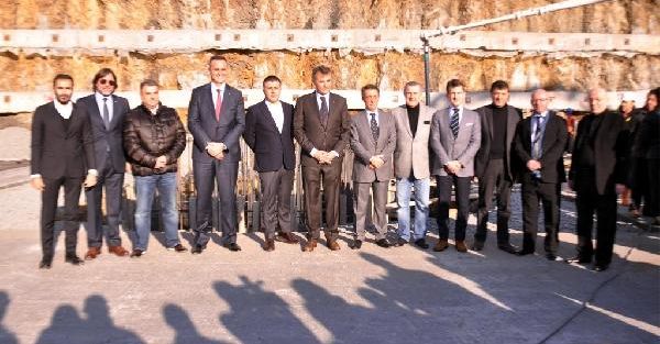 Beşiktaş Yönetimi, Kurban Keserek Stadin Temeline Ilk Harci Koydu Haberinin Fotoğraflari