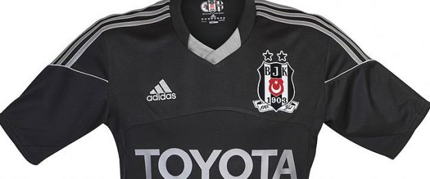 Beşiktaş'ın Siyah Forması Satışa Çıktı