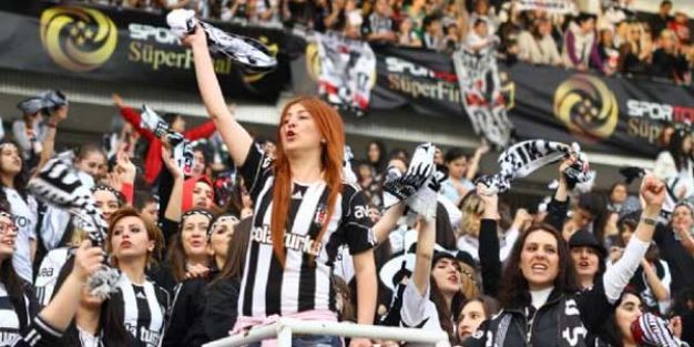 Beşiktaşlı bayanlar tribüne