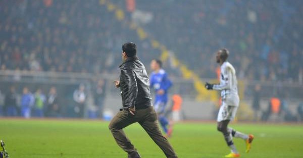 Beşiktaşlı Taraftar Fernandes'e Saldırdı!
