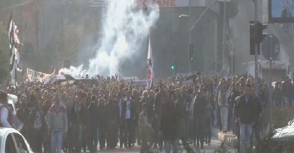 Beşiktaşli Taraftarlar Tff'yi Protesto Etti