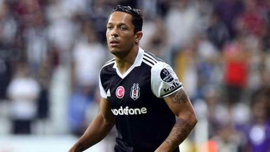 Beşiktaş’ta Adriano şoku!