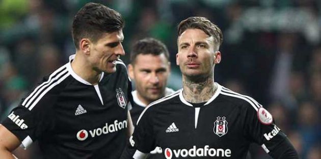Beşiktaş'ta o futbolcunun bileti kesildi