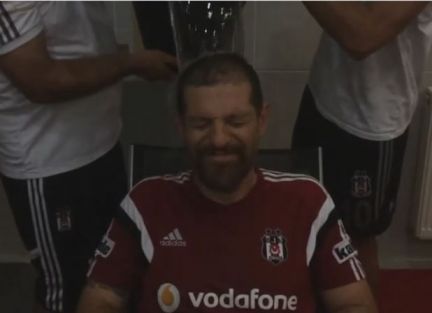 Bilic Arsenal maçından sonra bir kova suyu başından aşağı döktü!