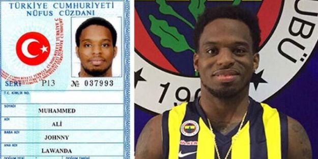 Bobby Dixon nüfus kağıdını aldı.