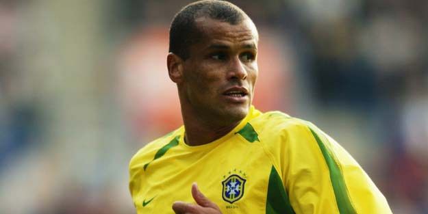 Brezilya'nın efsanesi futbolu bıraktı