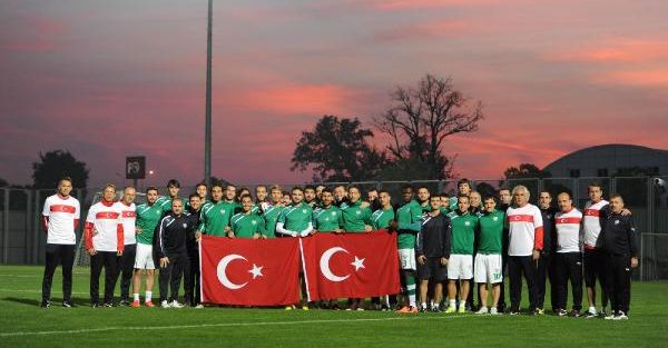 Bursaspor Teknik Direktörü Daum, Ay Yildizli Forma Ile Antremana Çikti