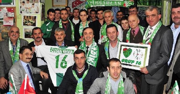Bursasporlu Taraftarlardan Belediye Başkanı Keskin'e Timsah Hediye