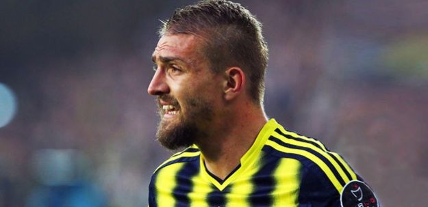 Caner imzayı atıyor