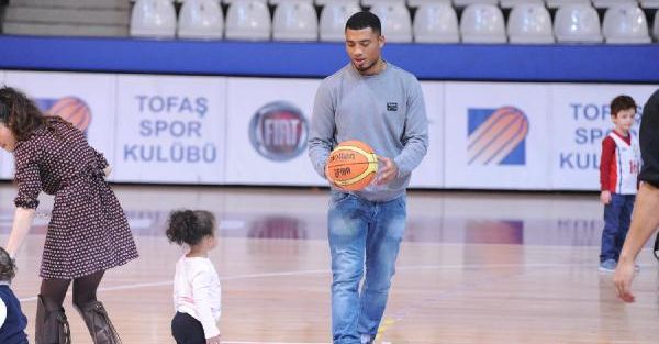 Colin Kazim Tofaş Maçini Izledi Salonda Basket Oynadi Fotoğraflari