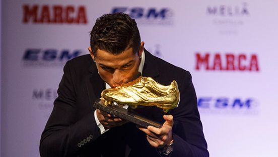 Cristiano Ronaldo altın ayakkabısını aldı,