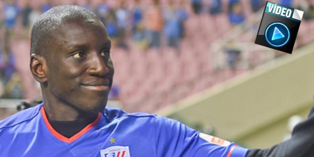 Demba Ba rakibini öldürüyordu!