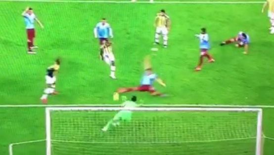 Emenike, Fenerbahçelileri çıldırttı