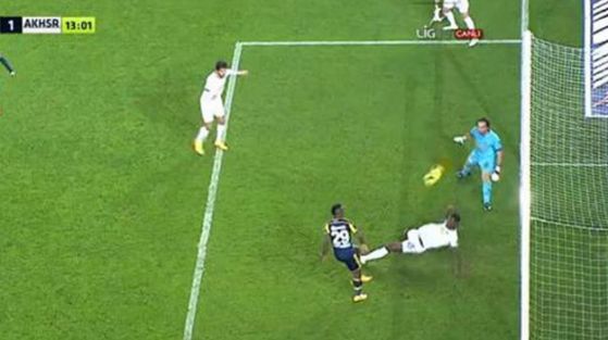 Emenike Fenerbahçelileri çıldırttı!