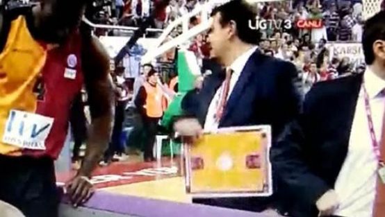 Ergin Ataman çıldırdı!
