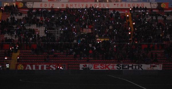 Eskişehirspor-Fethiyespor Maçi Elektrik Kesintisinden Yarida Kaldi