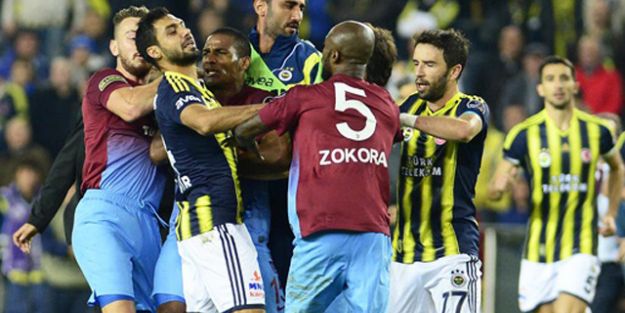 F.Bahçe-Trabzonspor maçında futbolcular birbirine girdi