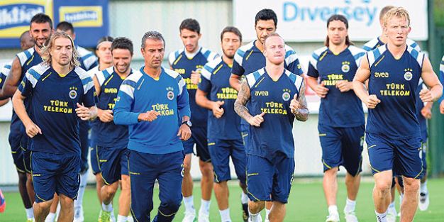 Fenerbahçe 4 futbolcuyu satışa çıkarıyor