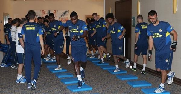 Fenerbahçe Antalya Kampindaki Ilk Antrenmanini Salonda Yapti