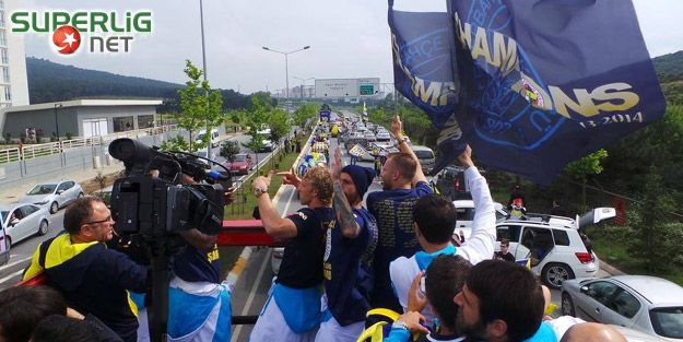 Fenerbahçe şampiyonluğunu kutluyor