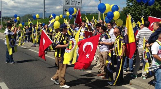 Fenerbahçe Taraftarı UEFA önünde toplandı