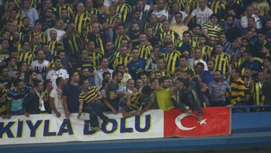 Fenerbahçe tribünlerinde kavga!