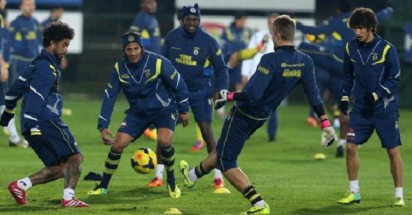 Fenerbahçe'de Emre, Tedbir Amaçli Olarak Çalişmayi Yarida Birakti