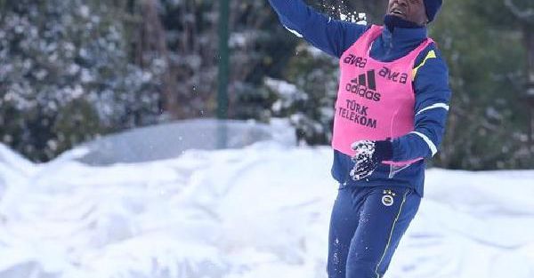 Fenerbahçeli Futbolcular Antrenmandan Sonra Kartopu Oynadi