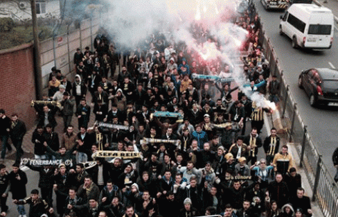 Fenerbahçeli Taraftarlar TFF'yi Protesto Etti