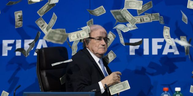FIFA Başkanı Blatter'in yüzüne dolar fırlattılar !